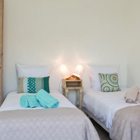 Helles Schlafzimmer mit Nachttischlampe