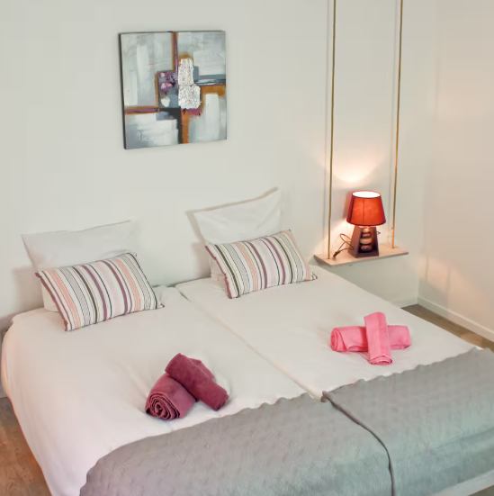 Schlafzimmer mit zwei Einzelbetten